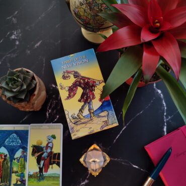Таро Нового бачення Tarot of the New Vision — ракурс 180° на Райдер-Уейта